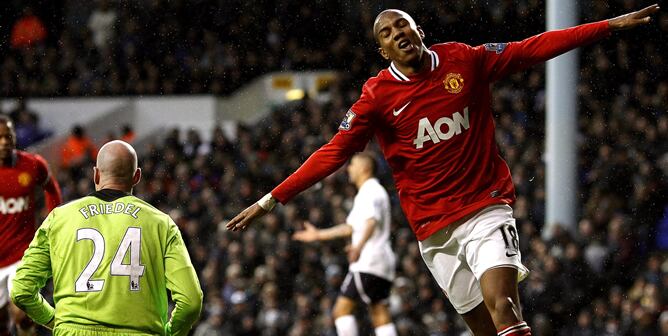 Ashley Young celebra su gol ante Howard Friedel