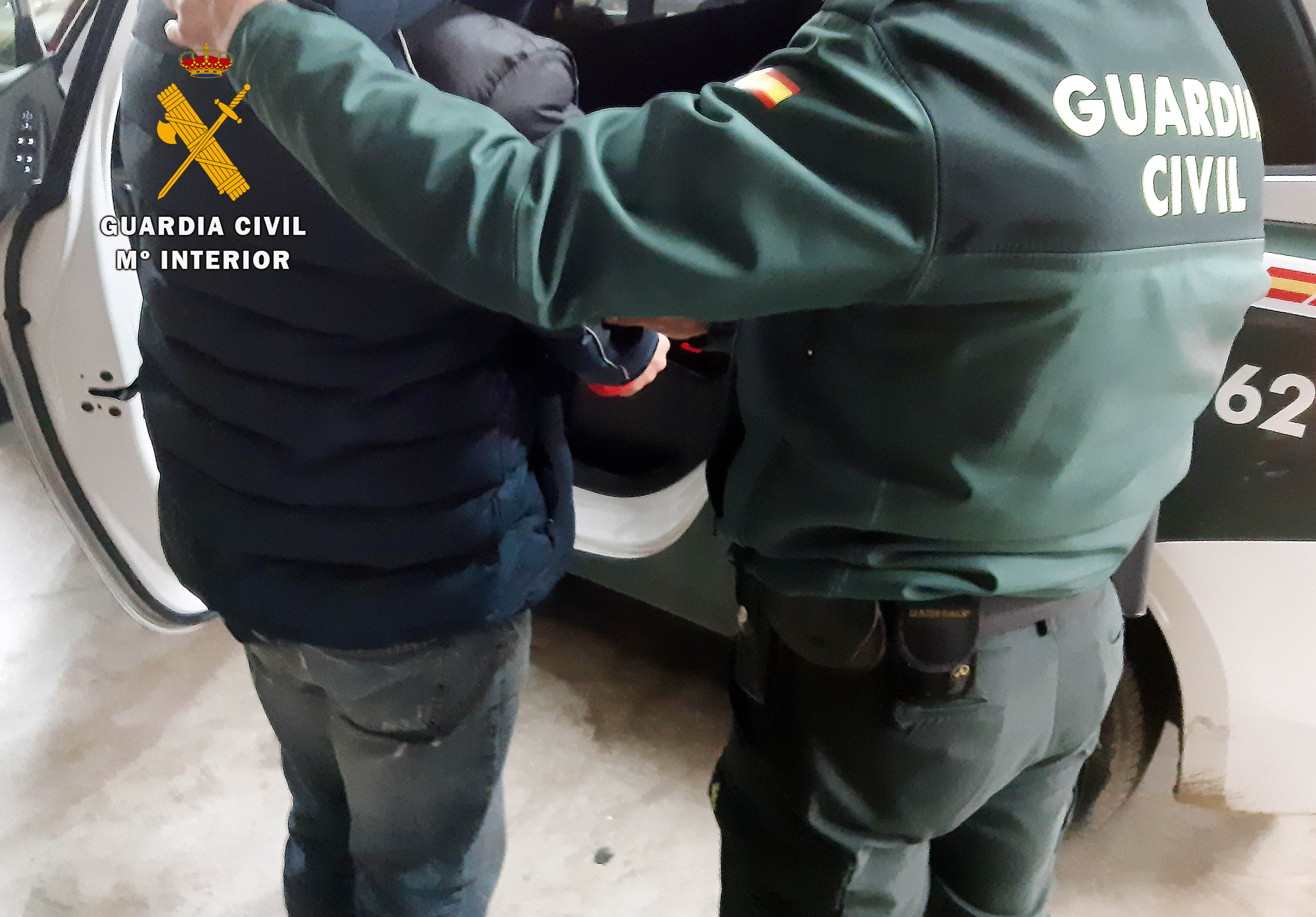 Momento en el que la Guardia Civil detuvó al presunto responsable de una agresión sexual a una mujer y tres abusos a menores.