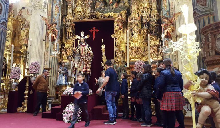 Muchos niños han pasado este viernes por el besapiés al Señor de la Sagrada Entrada en Jerusalén