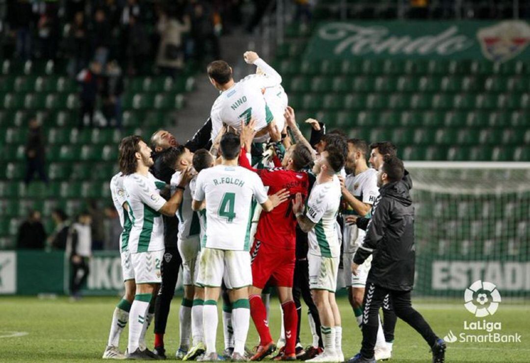 Nino es manteado por sus compañeros tras lograr su gol 130 con el Elche