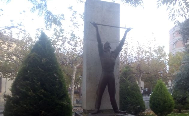 Estatua dedicada al alférez provisional ubicada en la Plaza de España de la capital