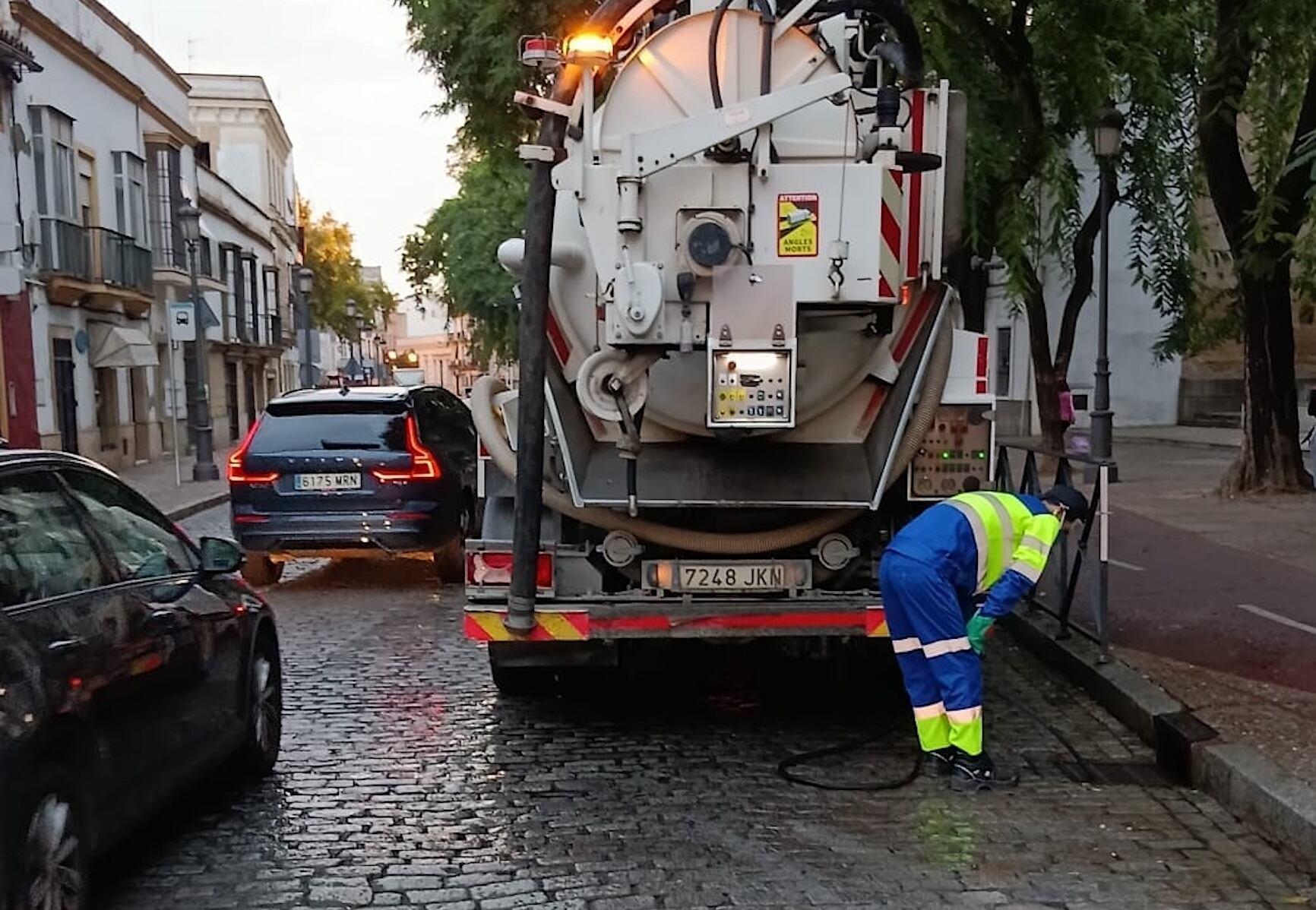 Limpieza de imbornales de la calle Porvera, en el centro de Jerez