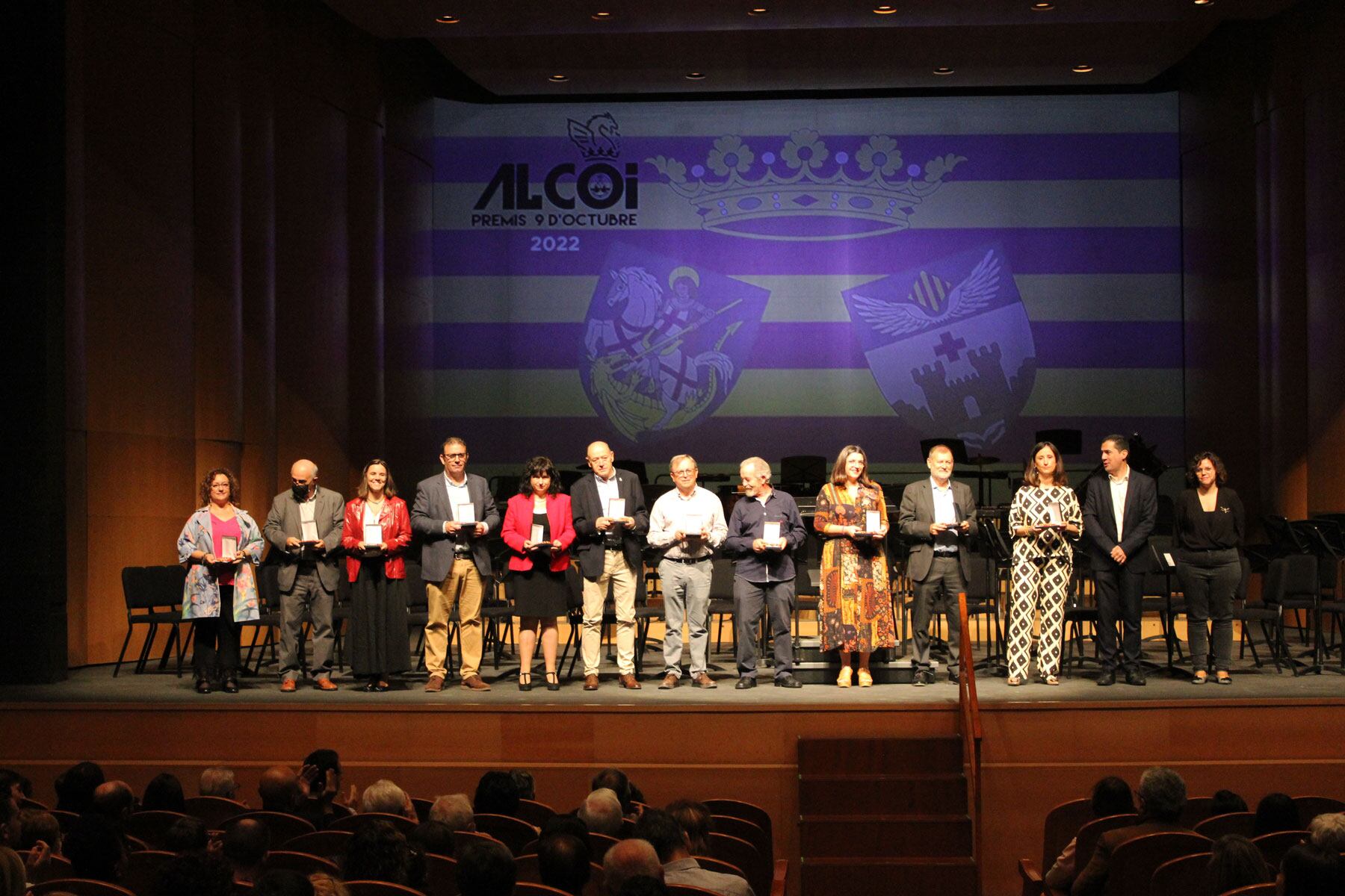 Imatge de família dels ex-regidors amb els seus reconeixements junt a l&#039;alcalde d&#039;Alcoi, Toni Francés