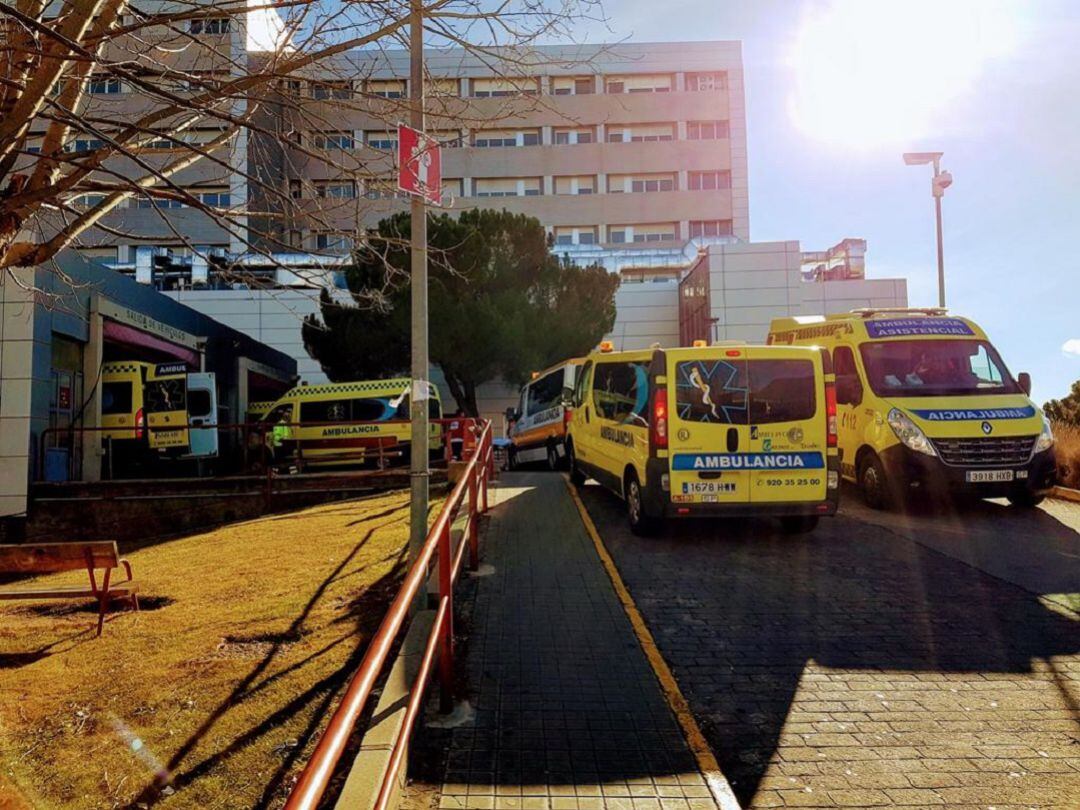 Ambulancas esperando en la zona de urgencias en el Hospital Nuestra Señora de Sonsoles