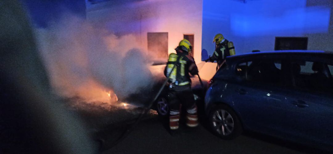 Los bomberos sofocando el incendio.