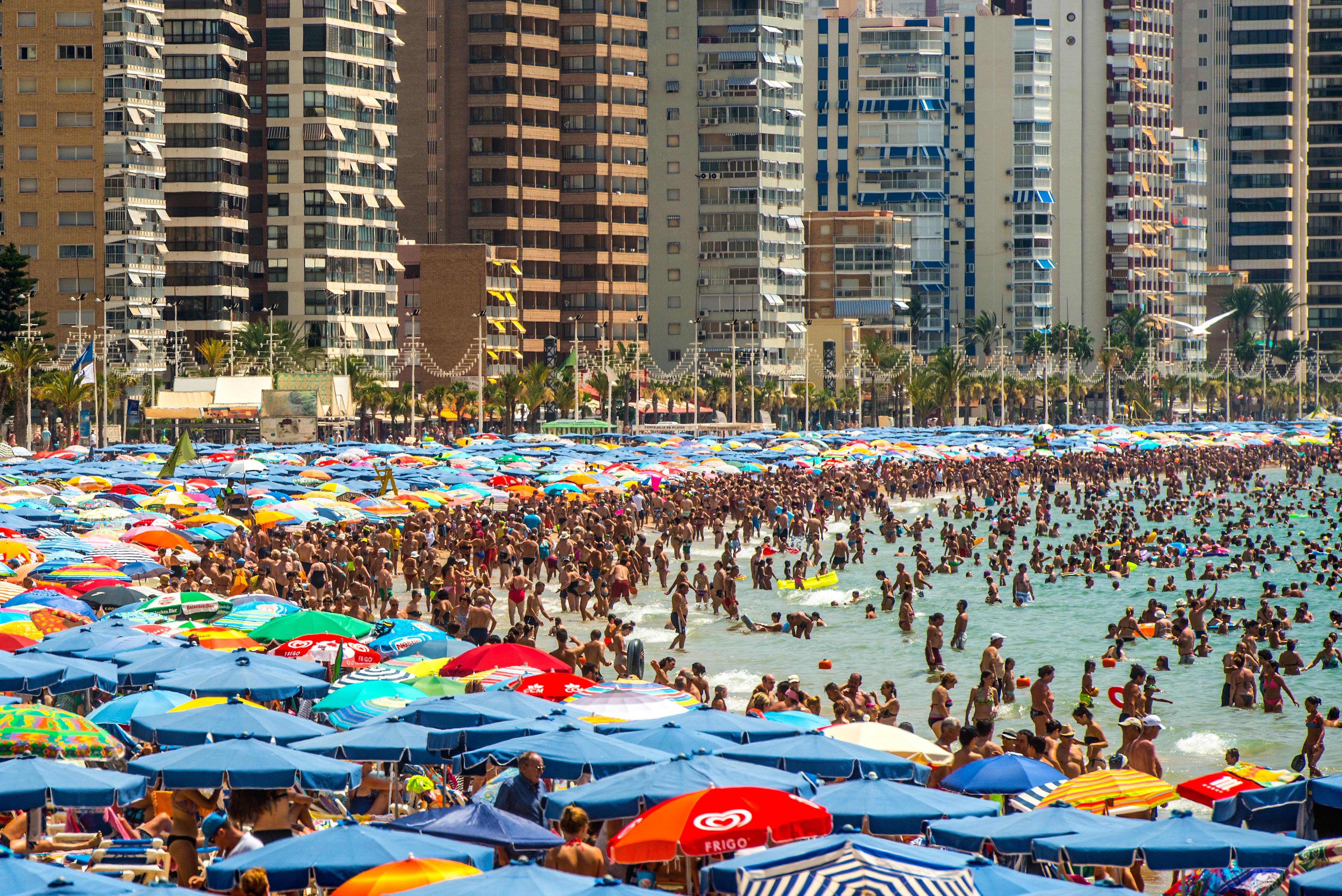 Miles de bañantes en la playa de Levante de Benidorm. Archivo.