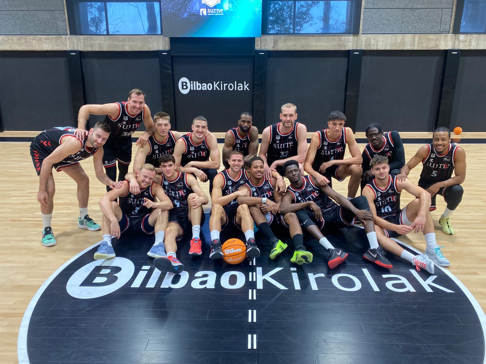 La plantilla de Bilbao Basket posa en el centro de la cancha de Artxanda