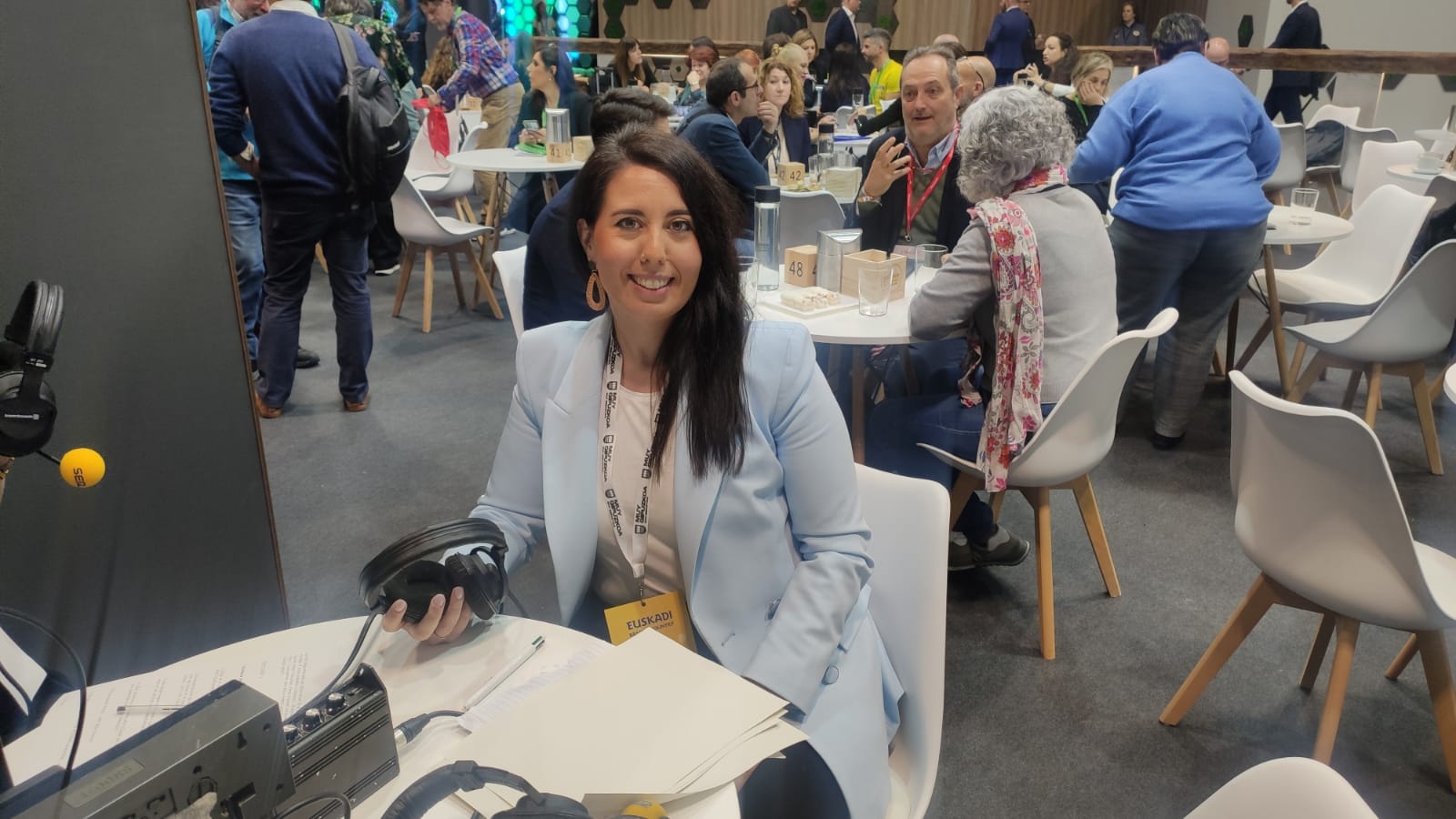 Azahara Domínguez, Diputada Foral de Turismo de Gipuzkoa, atiende a Radio San Sebastián en FITUR