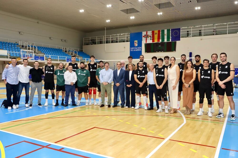 Foto de familia de la nueva Junta Directiva del Unicaja Costa del Almería con la plantilla ahorradora en la pista del Pabellón Moisés Ruiz, la casa de una entidad que tiene grandes proyectos.