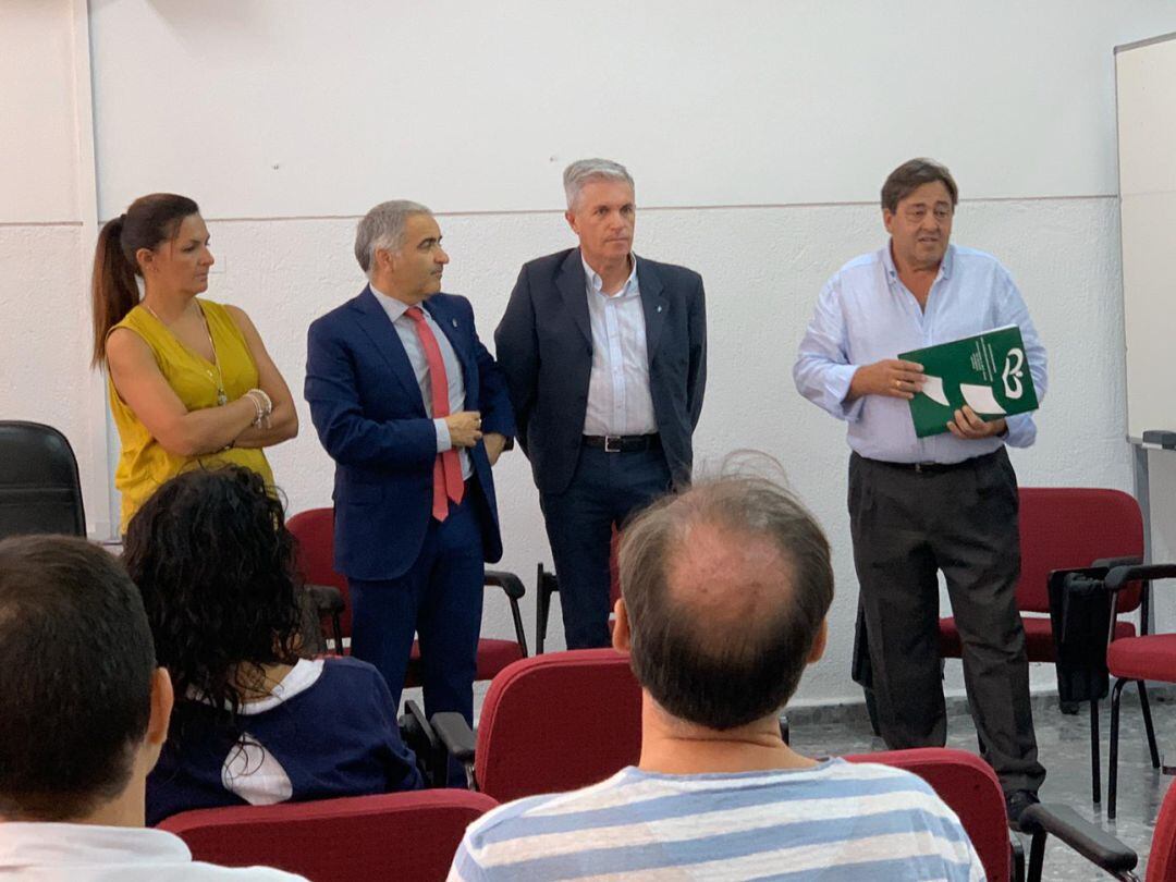 Presentación del acuerdo entre la Delegación de Educación de la Junta en Granada y la Federación Granadina de Fútbol para la creación de 25 equipos de fútbol femeninos en colegios de la provincia