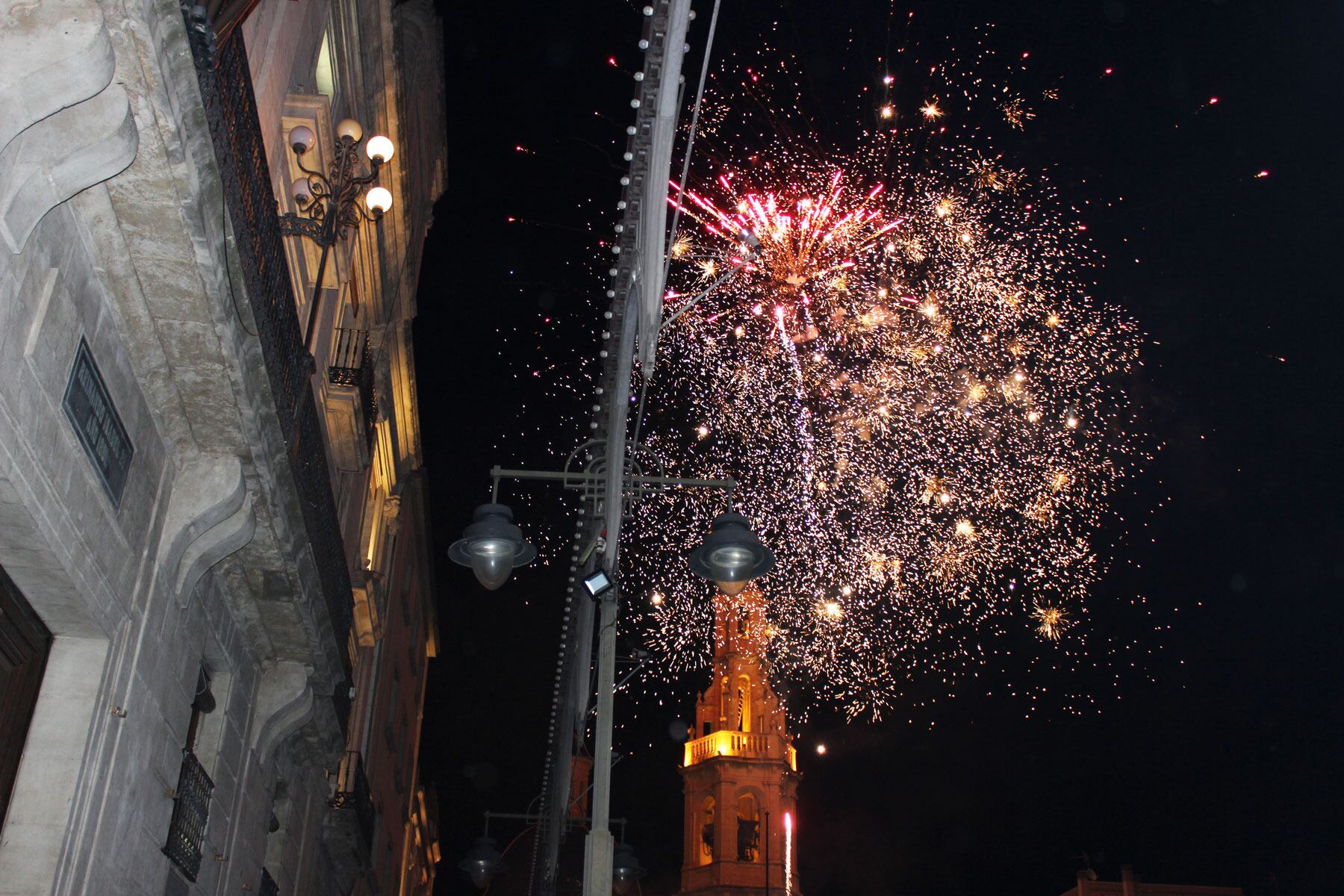 No faltó el tradicional castillo de fuegos artificiales