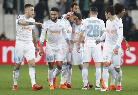 Dimitri Payet del Olympique celebra un gol con sus compañeros durante el partido de ida de octavos de final de la Liga Europea UEFA, entre el equipo francés Olympique de Marsella y el español Athletic Bilbao.