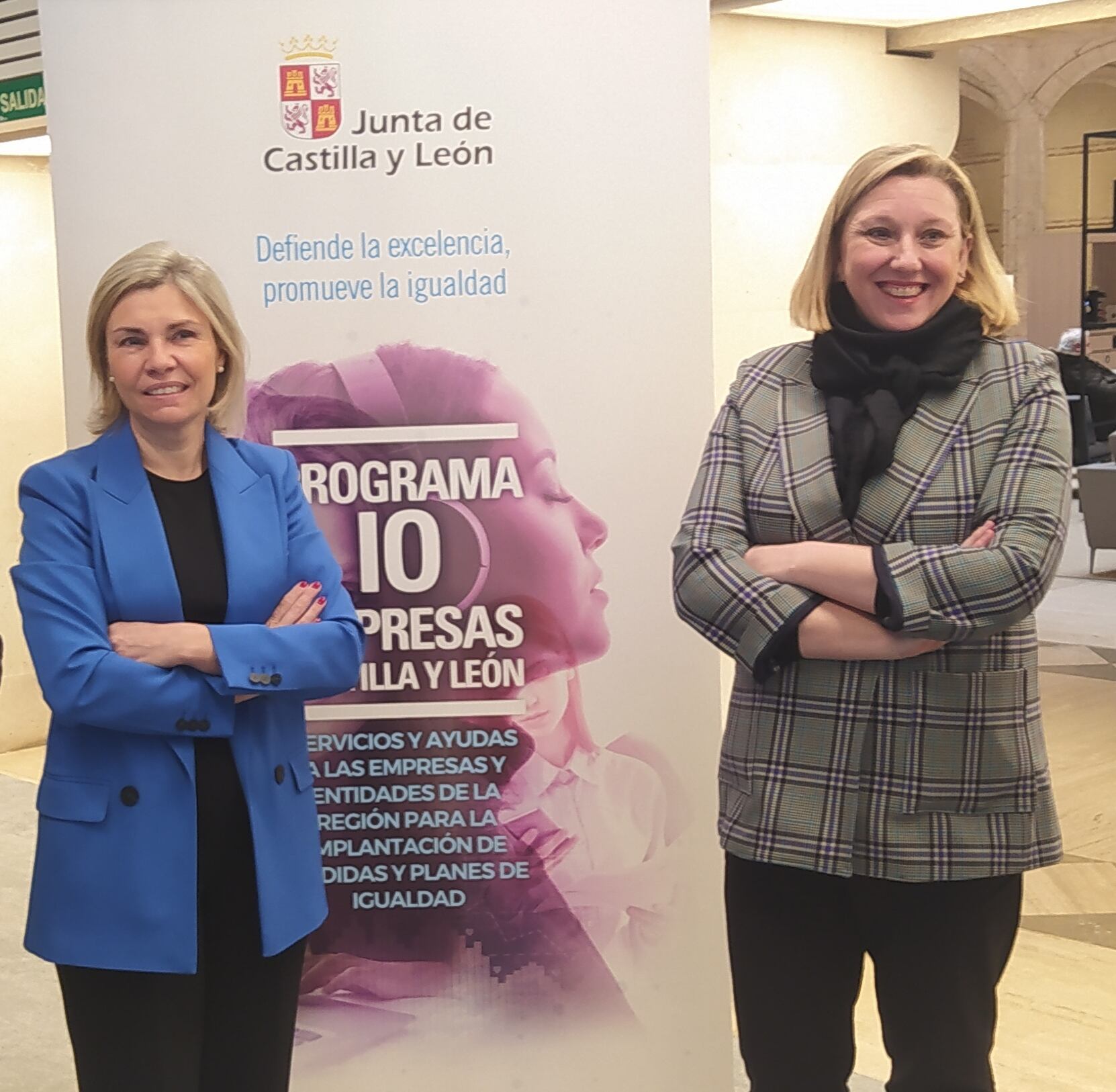 La consejera de Familia, Isabel Blanco (dcha) con la directora de Caixabank en Castilla y León, Belén Martín