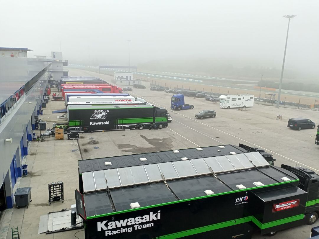 Imagen del paddock en el Circuito un día antes de empezar los test de Superbike