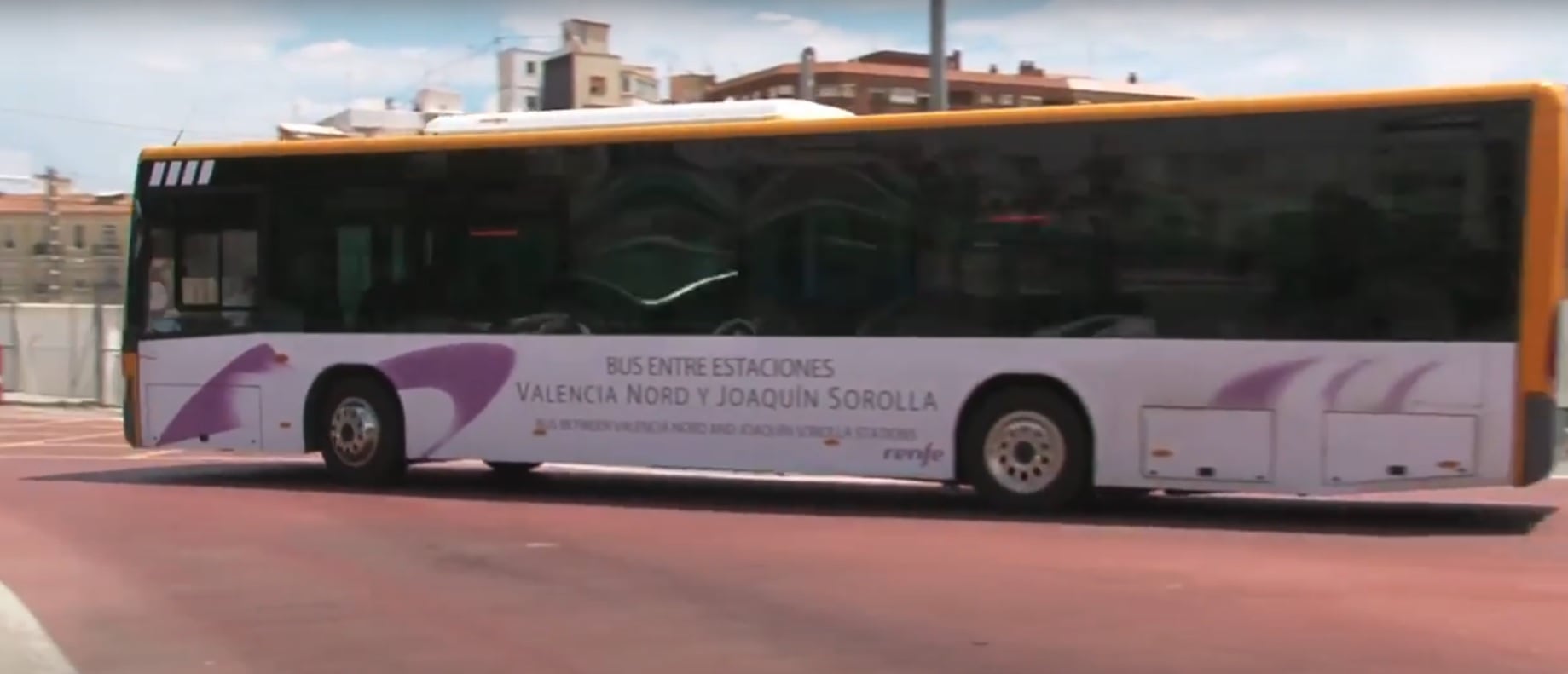 Imagen reciente del bus lanzadera que une las estación Joaquín Sorolla y València-Nord