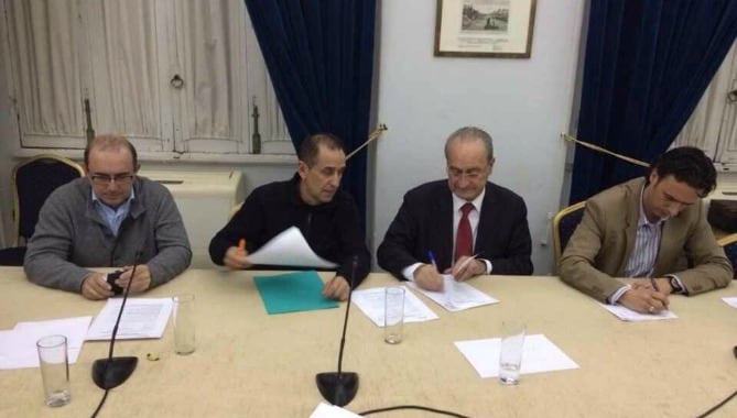 El alcalde de Málaga y el presidente del comité de empresa firman el acuerdo laboral en Limasa