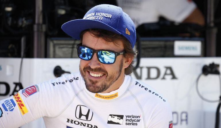 Fernando Alonso sonríe en un momento de descanso en Indanápolis