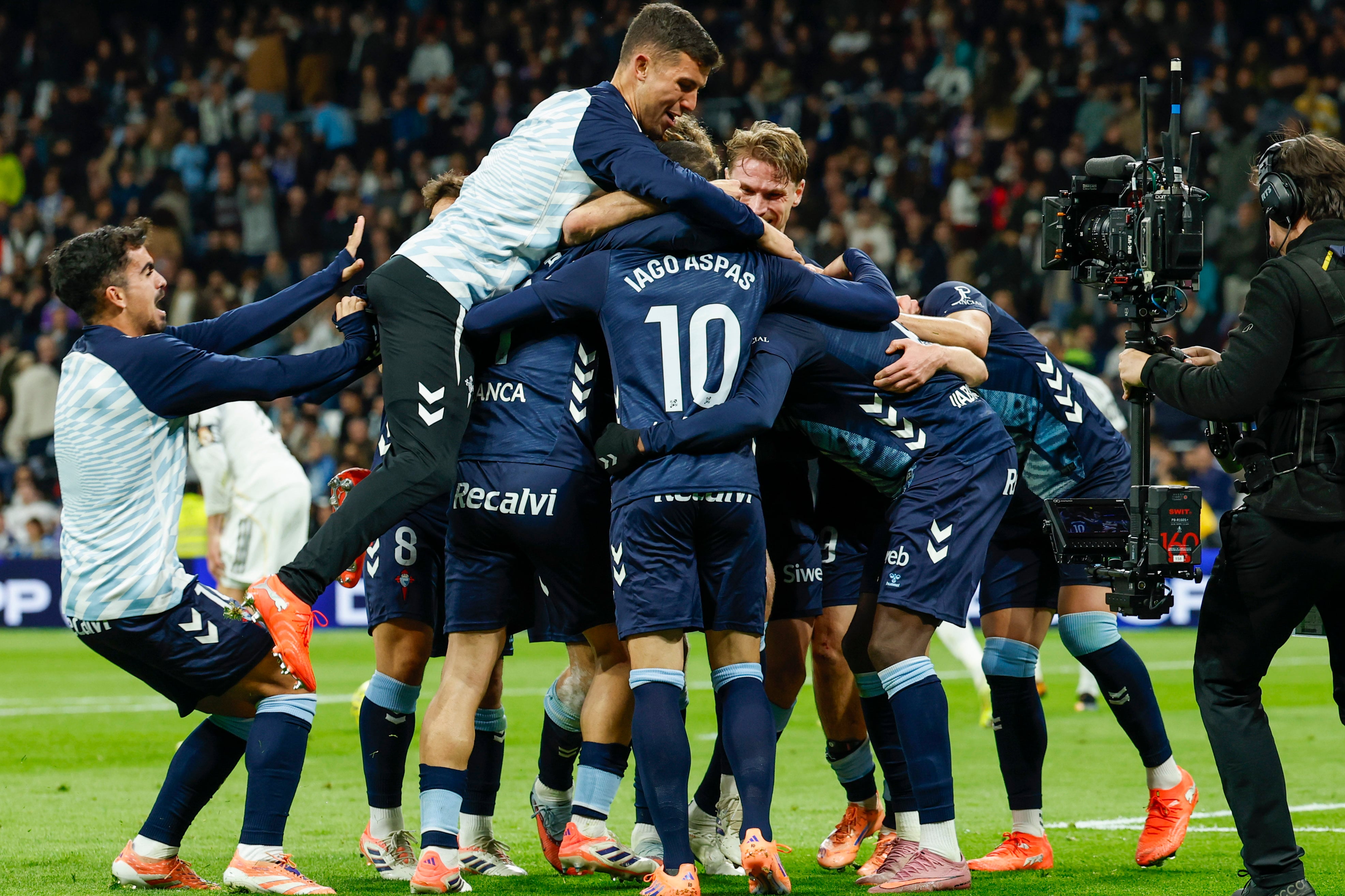 MADRID, 07/12/2025.- Los jugadores del Celta celebran el segundo gol ante el Real Madrid, durante el partido de LaLiga de fútbol que Real Madrid y Celta de Vigo disputan este domingo en el estadio Santiago Bernabéu. EFE/Chema Moya
