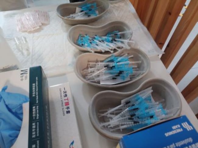 Bandejas llenas de vacunas de AstraZeneca.