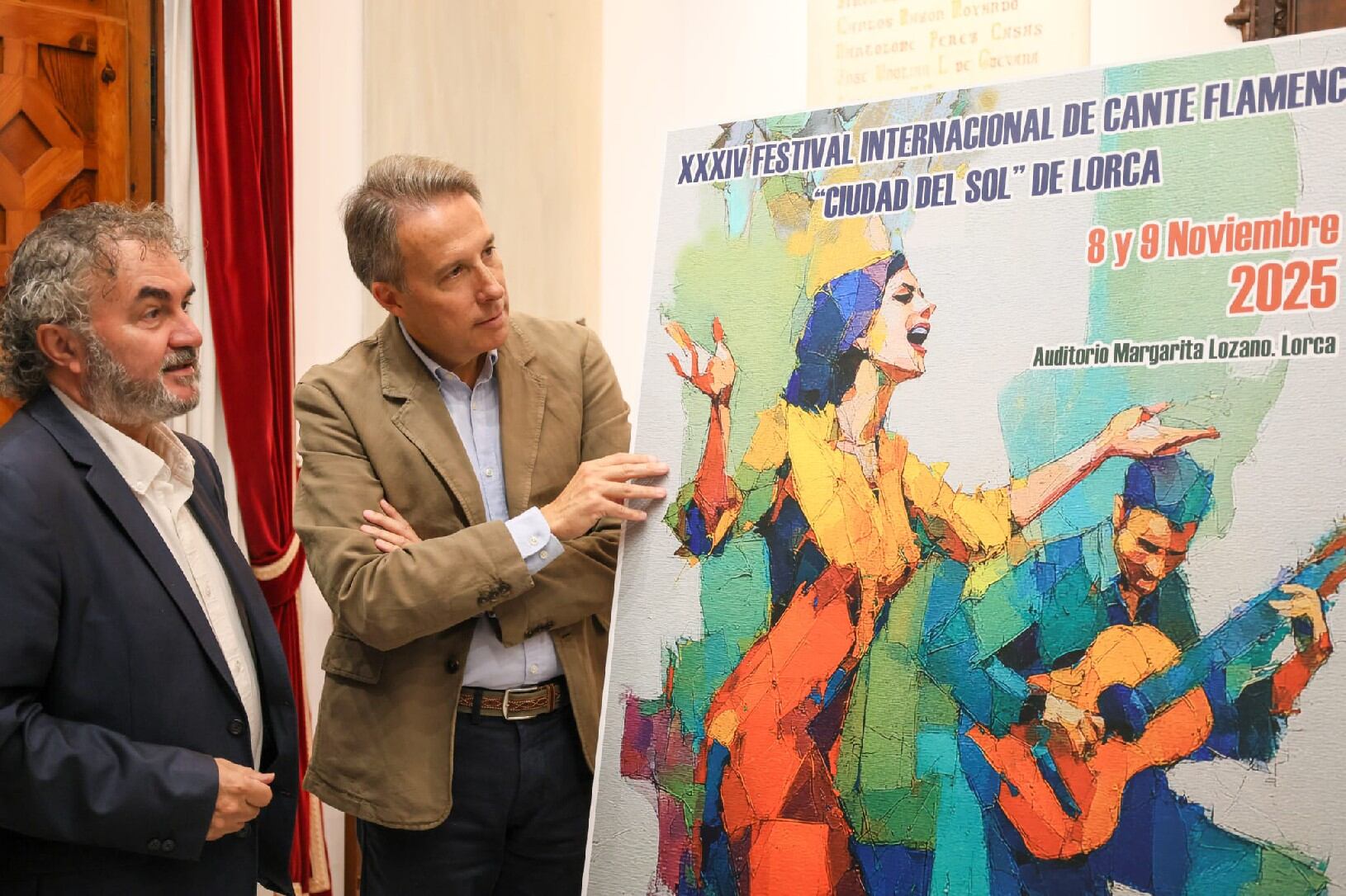 En la imagen(izda) el artista cartagenero Javier Lorente, autor del cartel de este año, junto a él Fulgencio Gil, alcalde de Lorca.