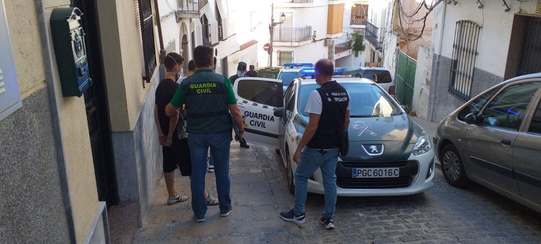 Agentes de la Guardia Civil de Martos con los detenidos.