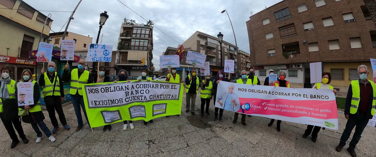 Una treintena de pensionistas, convocados por el colectivo Yayoflautas de Murcia, se han concentrado esta mañana en la calle Maestro Puig Valero