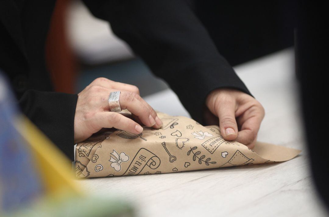 Una trabajadora envuelve un regalo 