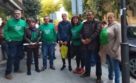 Miembros de la Plataforma Antidesahucios de Ja&eacute;n durante la protesta.