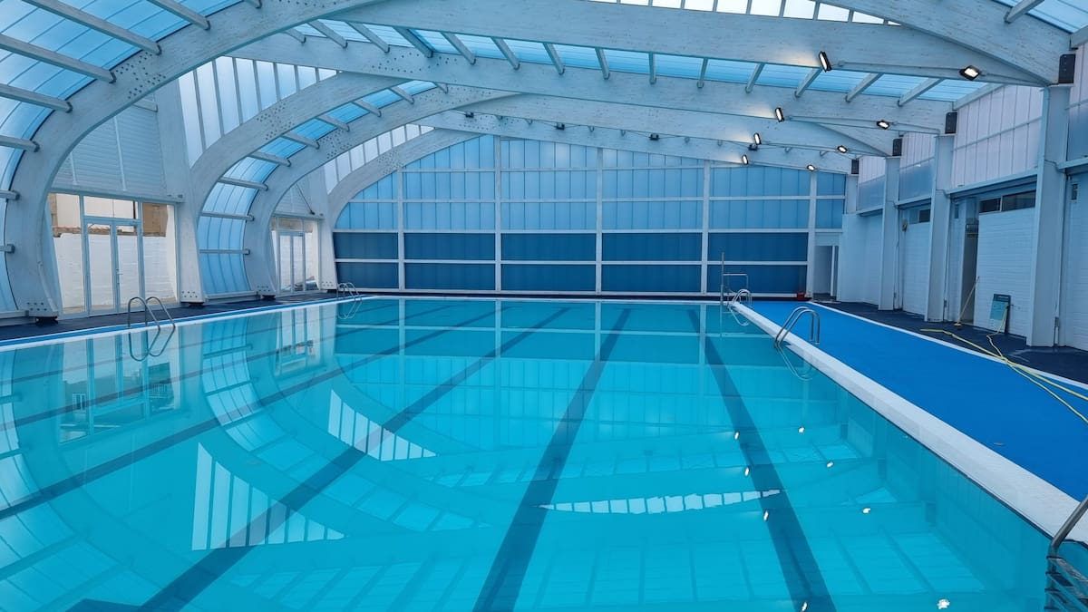 Piélagos pone el lunes en servicio la piscina municipal de Renedo tras la renovación de su cubierta