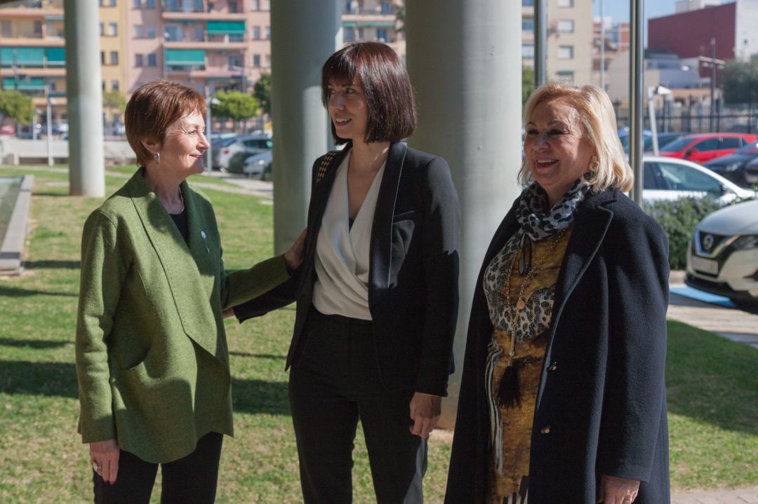 La rectora de la UV, Mavi Mestre, recibe a la alcaldesa de Gandia y a la concejal de Eduicación