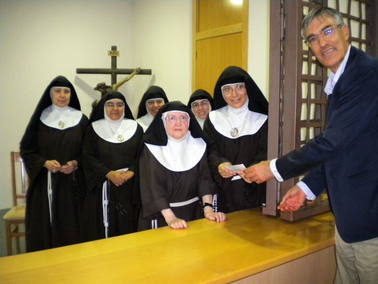 Entrega del donativo de los rotarios a las Clarisas