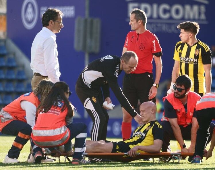 Mollejo abandonó en camilla el estadio Nacional de Andorra