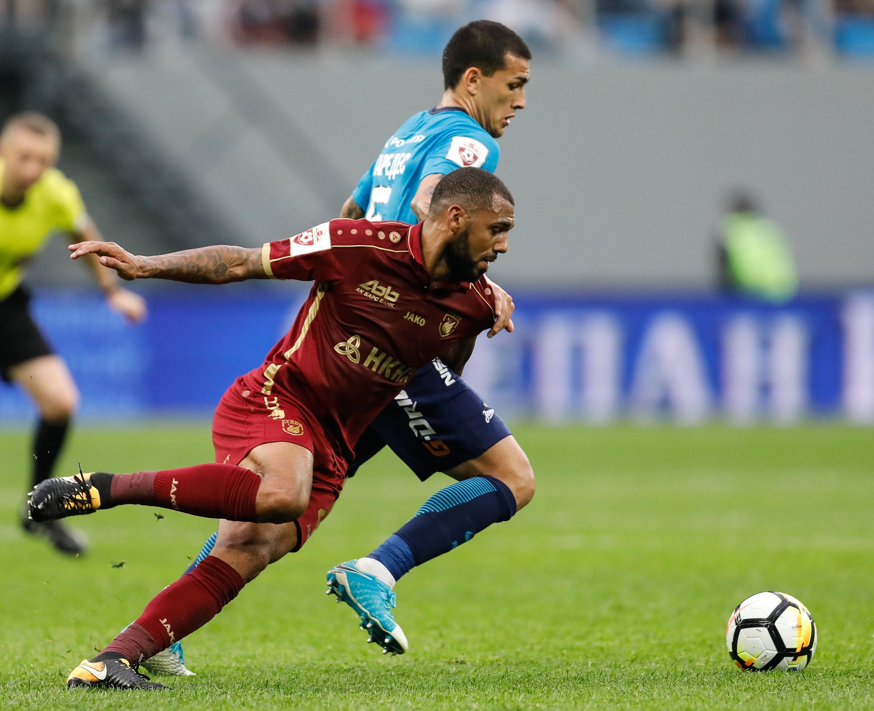 Yann M&#039;Vila jugando con el Rubin Kazan