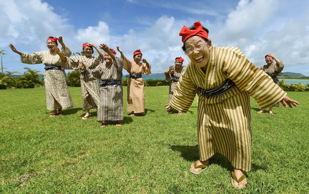 Grupo de ancianas bailando en la isla de Kohama