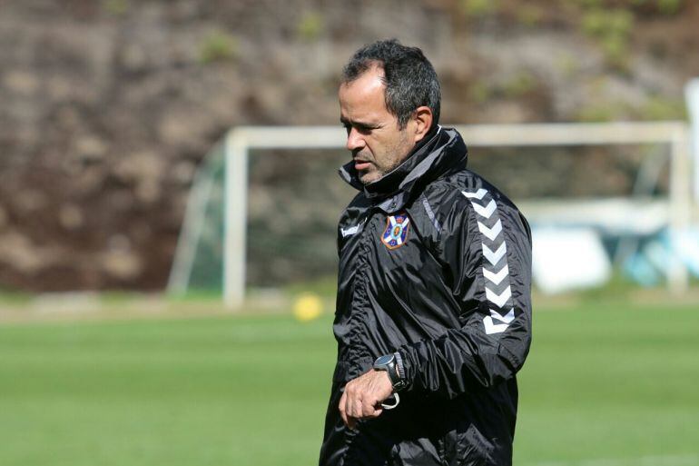 El técnico blanquiazul ha tenido problemas para completar la convocatoria