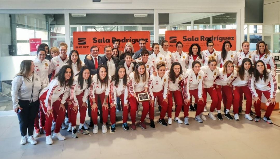 Las jugadoras de la Selección, en el homenaje a Sandra Paños