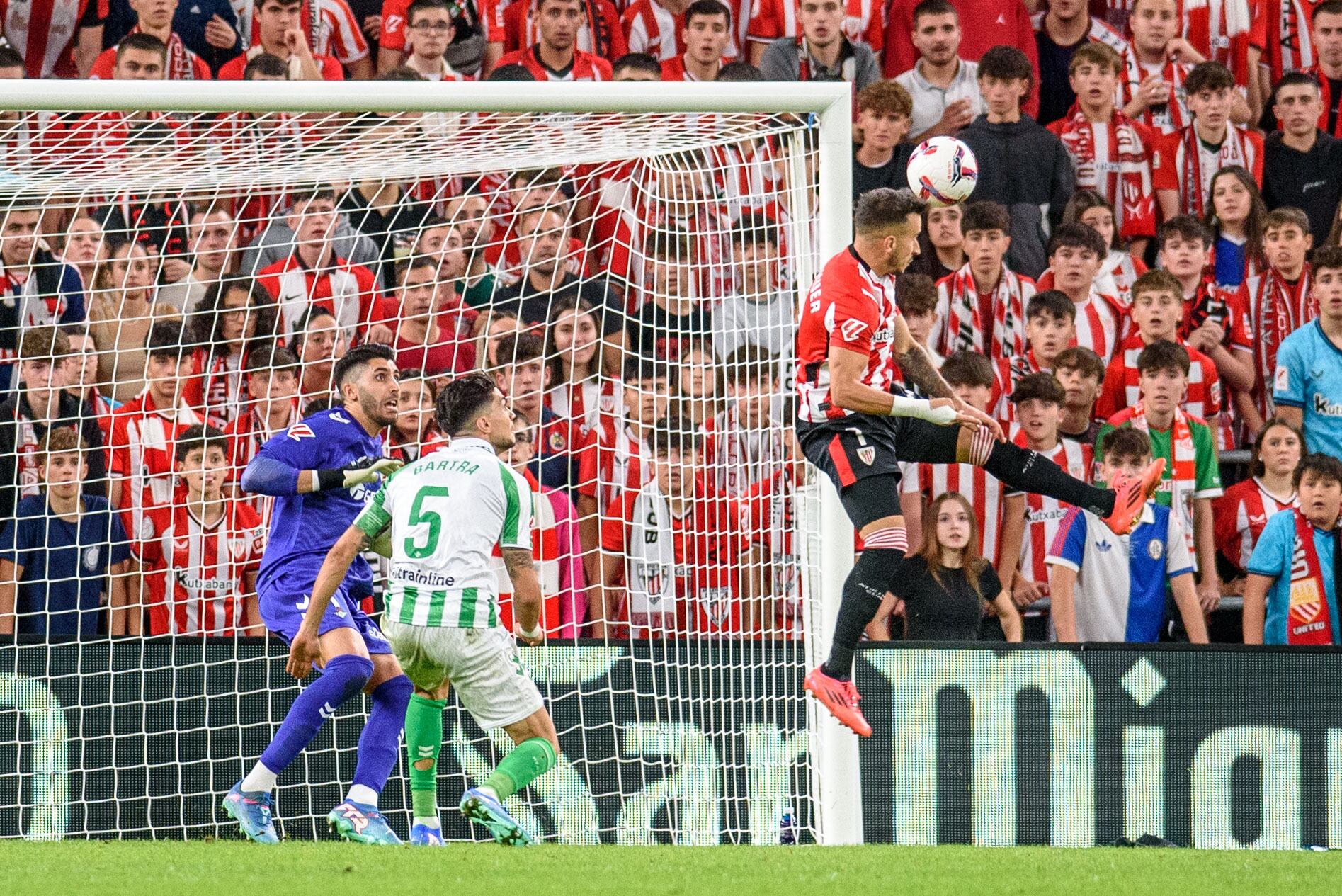 BILBAO, 03/11/2024.- El delantero del Athletic Club de Bilbao Álex Berenguer (d) remata de cabeza para conseguir el gol del empate para el equipo bilbaíno, durante el partido de Liga en Primera División ante el Real Betis que disputan este domingo en el estadio de San Mamés, en Bilbao. EFE/Javier Zorrilla
