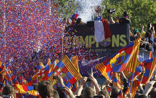 Los jugadores del FC Barcelona son aclamados por los miles de seguidores que les acompañan esta tarde en una &#039;rúa&#039; en la que los miembros del equipo azulgrana recorren las calles de Barcelona celebrando la consecución de su vigésimosegundo título de campe