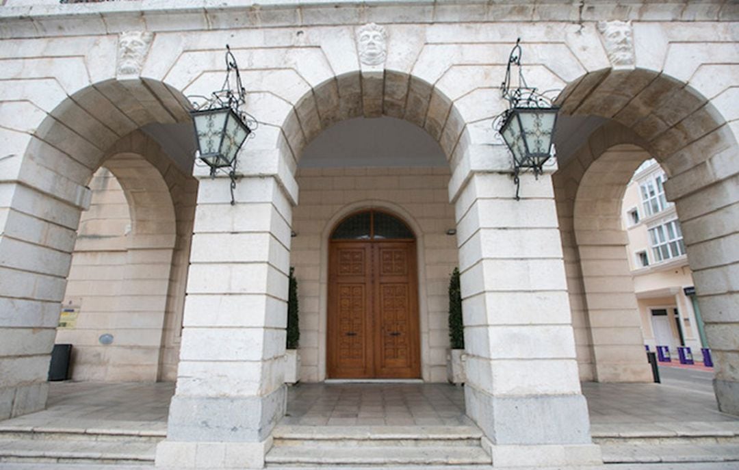 Puertas cerradas del Ayuntamiento de Gandia 