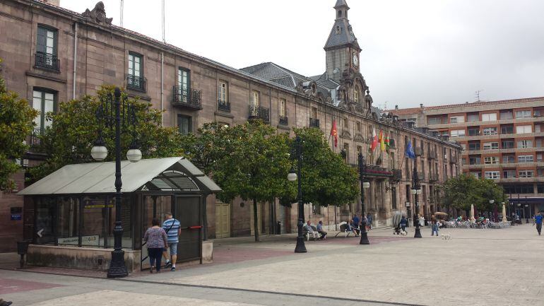 Entrada al parking del bulevar Demetrio Herrero