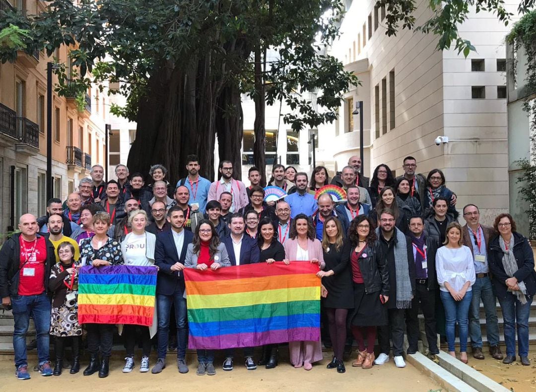 Foto de familia por la aprobación en Les Corts de la ley LGTBIQ