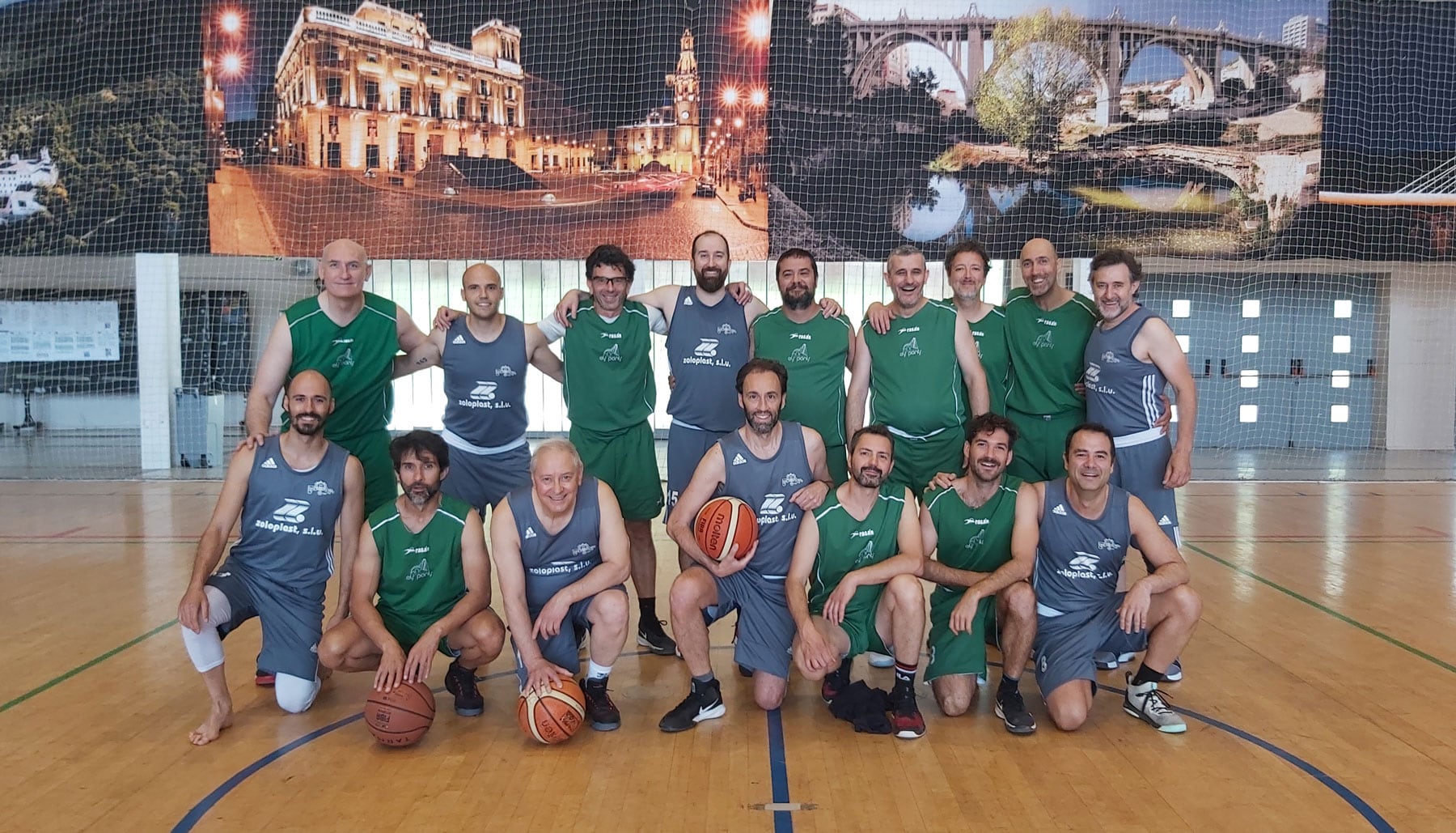 Los componentes de los dos equipos justo antes de disputar la final