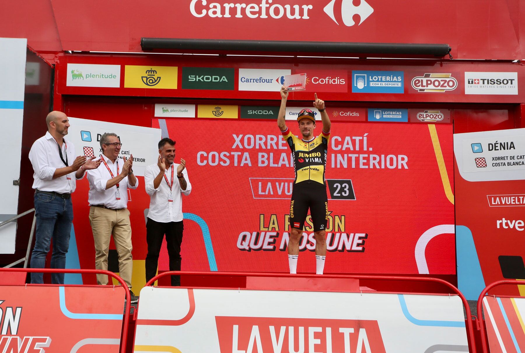 El presidente de la Diputación Provincial, Toni Përez, y el alcalde de Castalla, Jesús López, junto al ganador de la etapa, Primoz Roglic