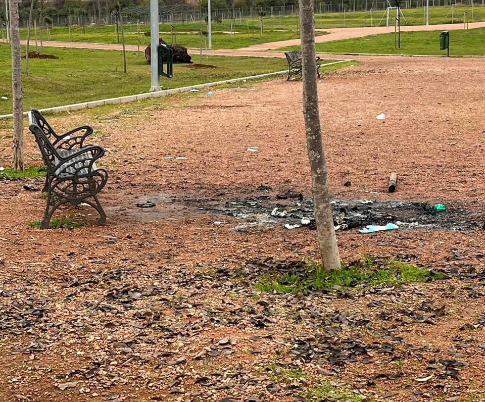 Restos de una fogata realizada en el Parque de Levante de Córdoba