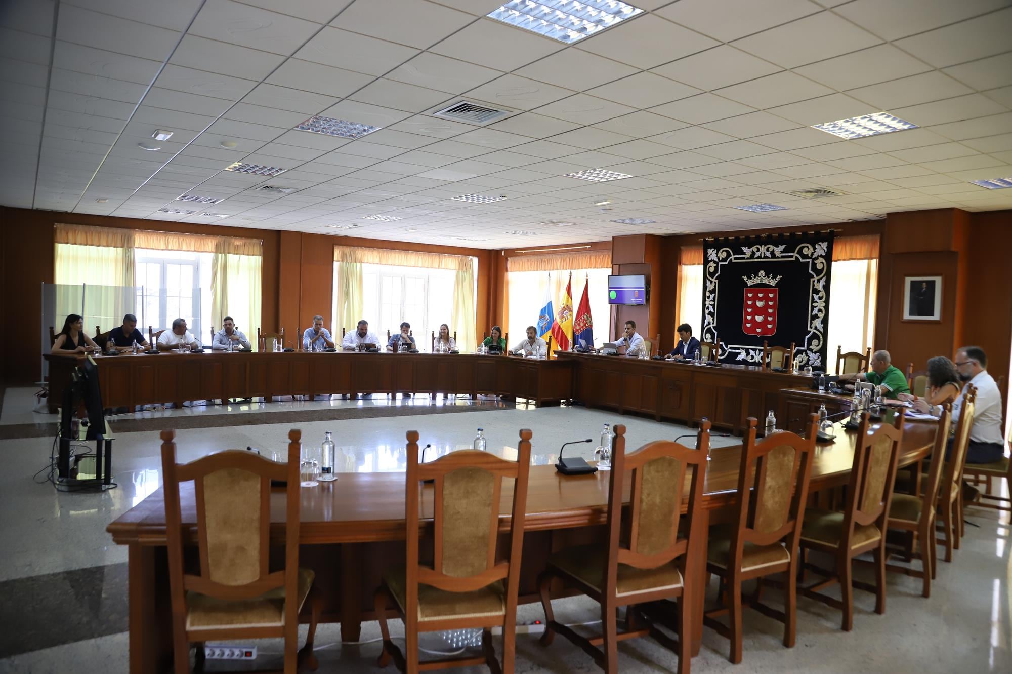 Un momento del pleno extraordinario del Cabildo de Lanzarote con solo cuatro consejeros del Gobierno.