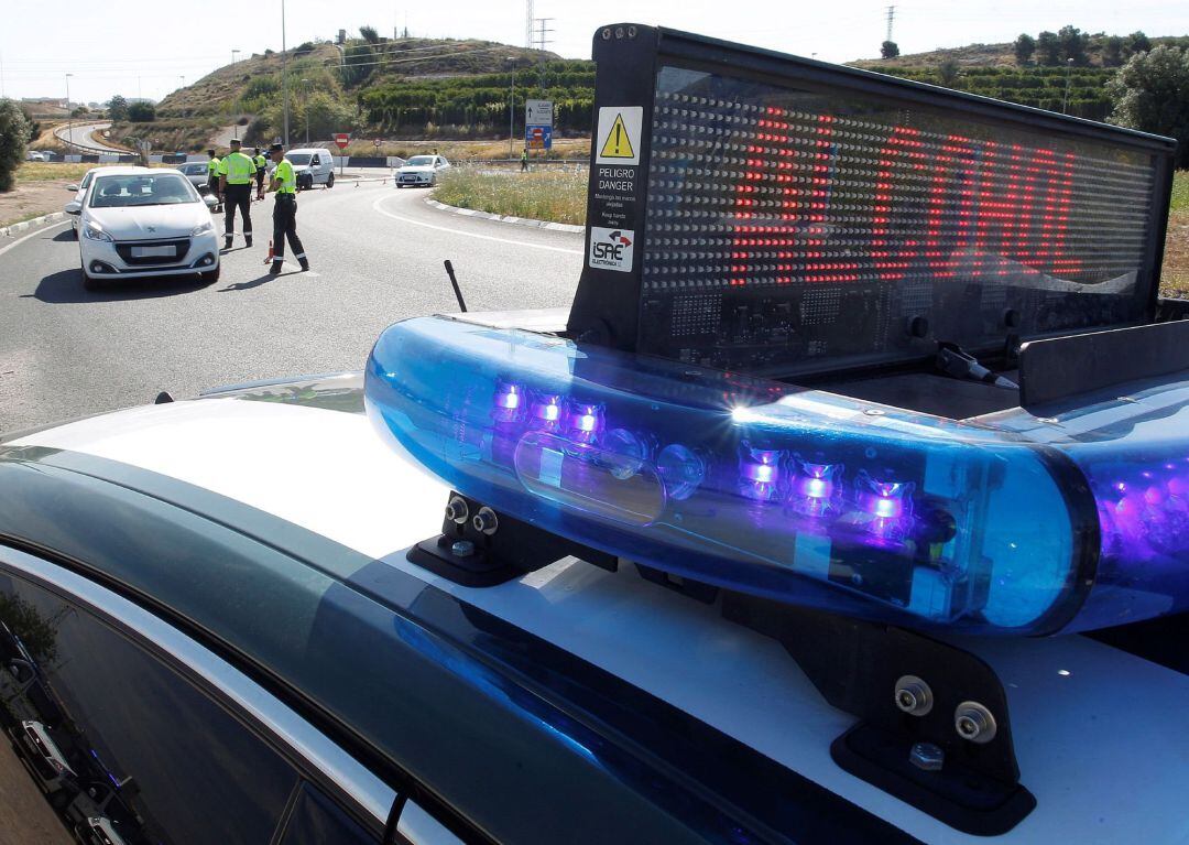 Agentes de la Guardia Civil de Tráfico realizan un control de alcoholemia y drogas dentro de la campaña de concienciación &quot;No corras,no bebas....No cambies de ruedas&quot;