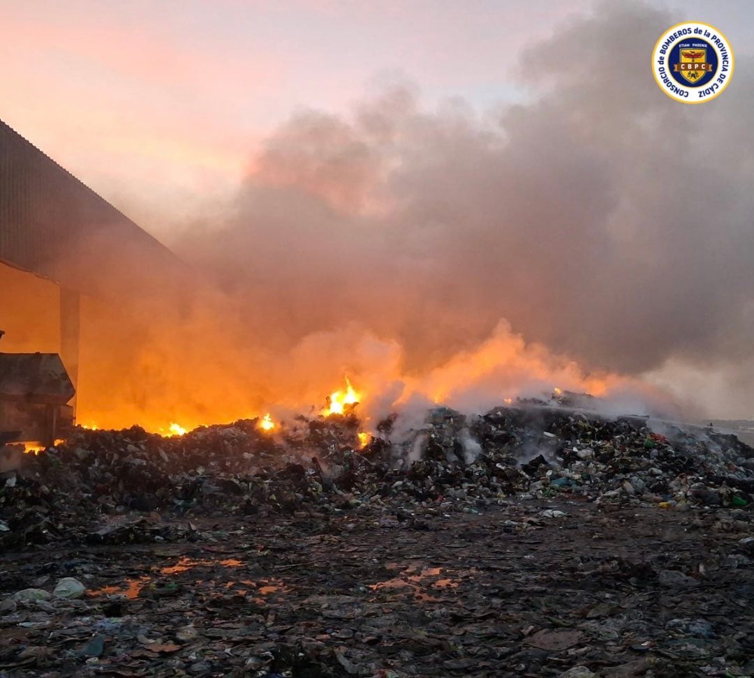 Incendio en la planta de reciclaje y compostaje de Las Calandrias, Jerez