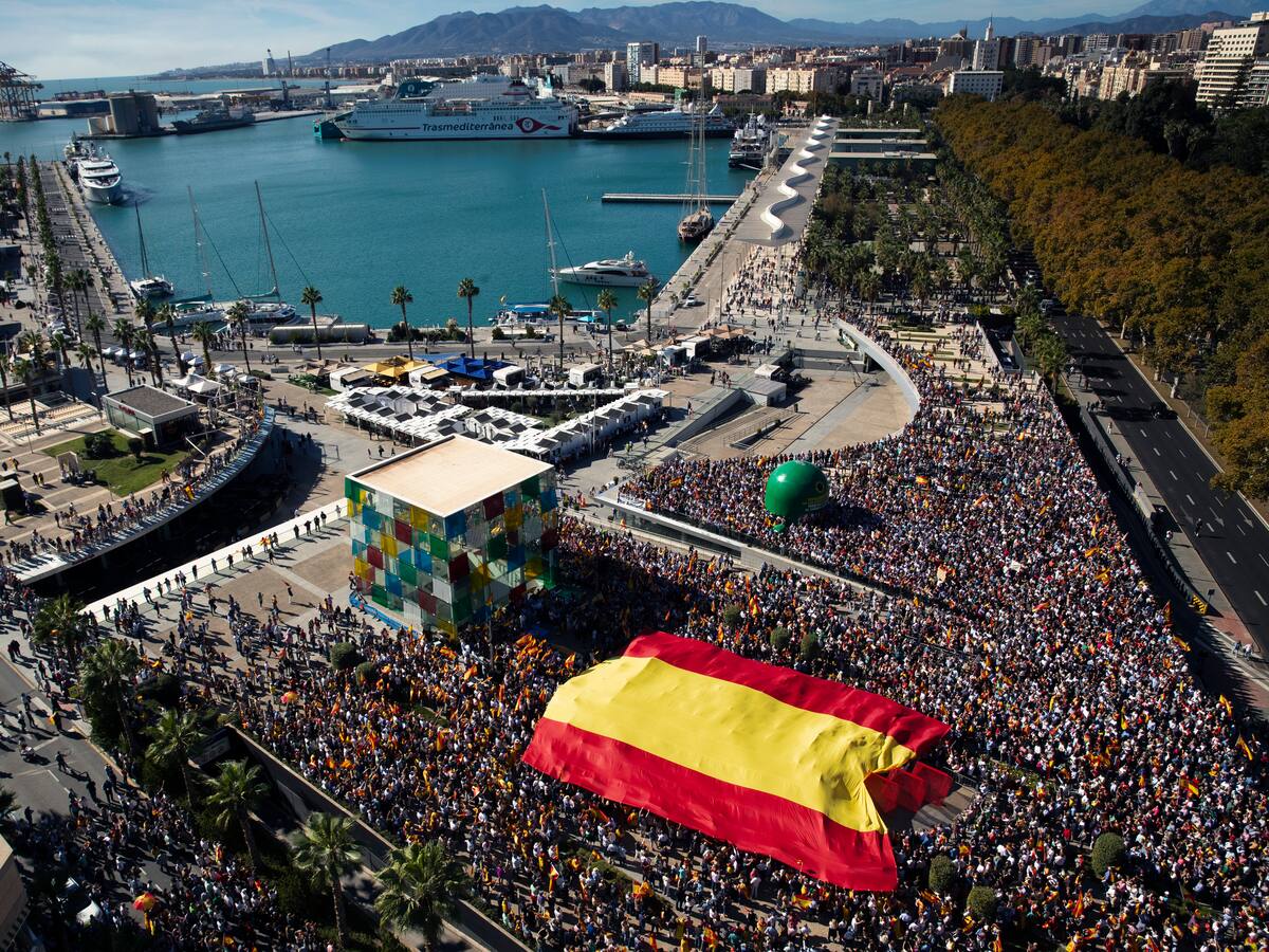 Multitudinaria concentración en Málaga contra la amnistía