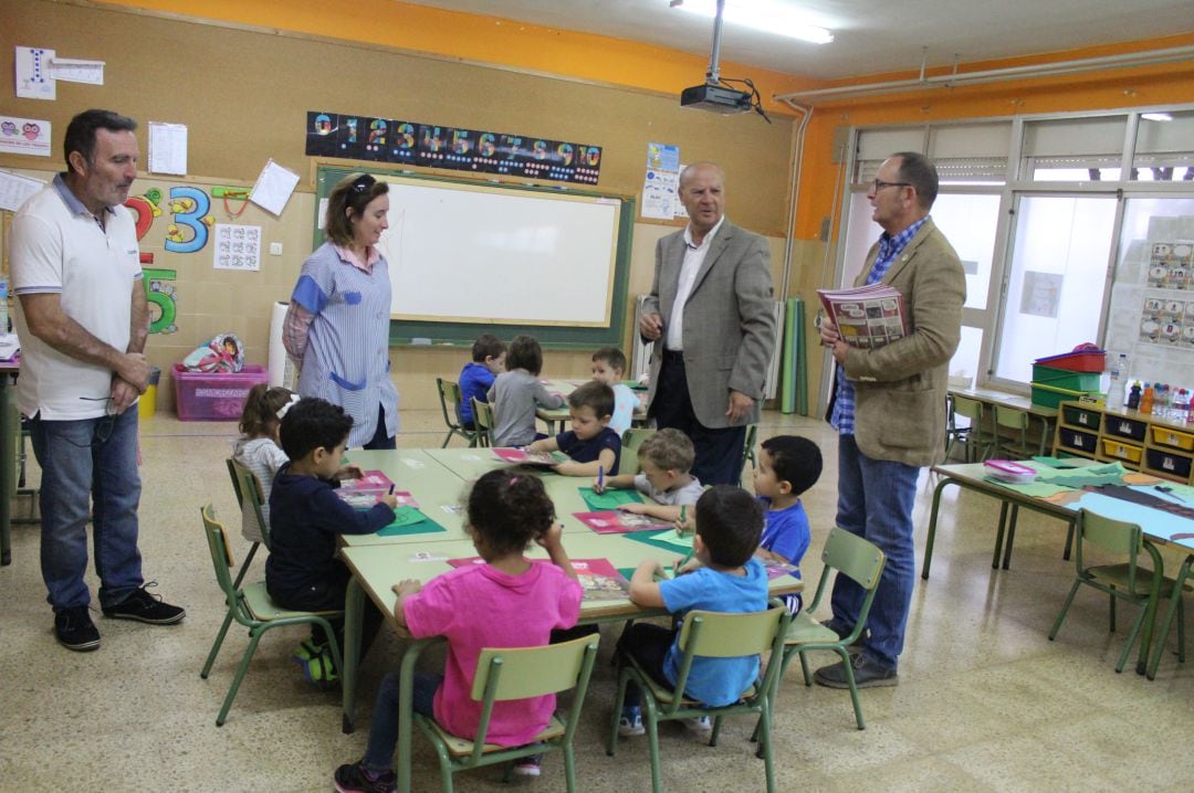 La Acadèmia Valenciana de la Llengua (AVL) comenzó en Nules la nueva campaña de promoción de la lectura en valenciano Un xiquet, un llibre