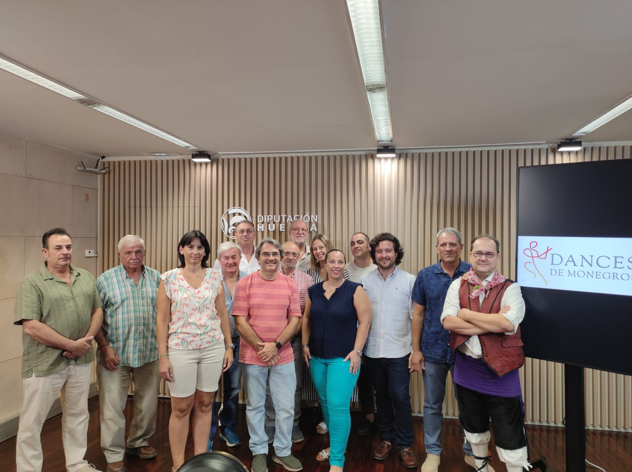 Foto de familia de la presentación del IV Encuentro de los Dances de Monegros, que se celebrará en Robres.